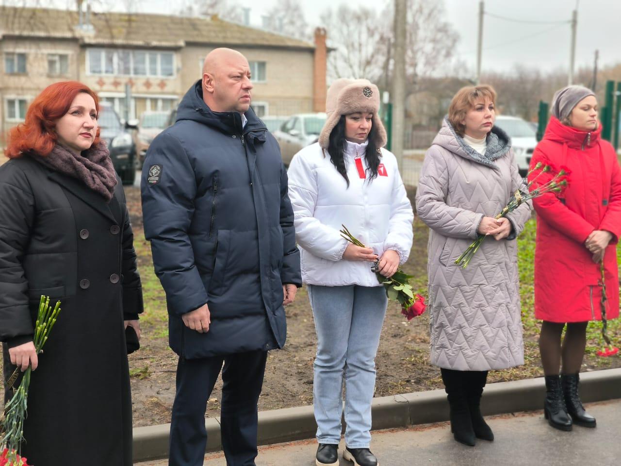 Сегодня, 28 января, в Платавском сельсовете Конышевского района состоялось торжественное открытие памятной доски Юрию Егоровичу Замулюкину, героически погибшему при исполнении боевых задач в ходе специальной военной операции..